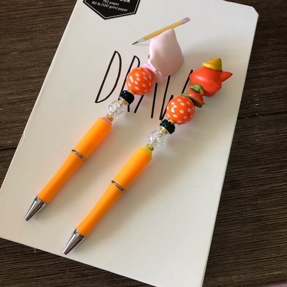 Disney Doorables: Robin Hood: Lady Marian & Robin Hood handmade beaded pens - Picture 3 of 3